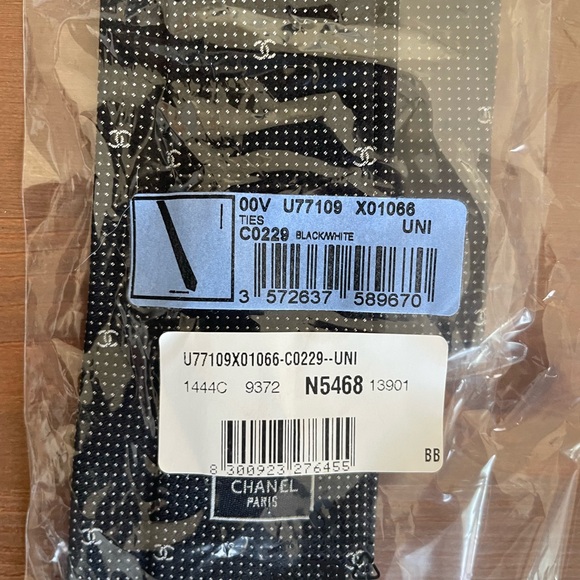 CHANEL Men’s Tie - Picture 2 of 6